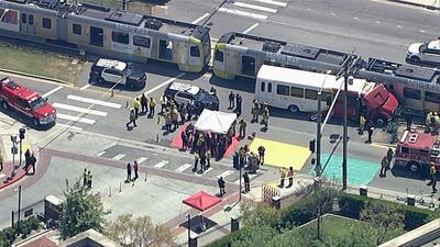 ۵۰ نفر زخمی در تصادف قطار مترو با اتوبوس در لس‌آنجلس (فیلم)