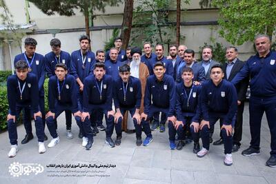 عکس متفاوت از دیدار تیم ملی والیبال دانش‌آموزی ایران با رهبر انقلاب - عصر خبر