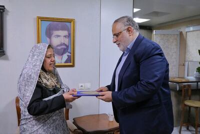 استاندار قزوین با خانواده شهید کارگر، محمد صادق زرآبادی پور دیدار کرد