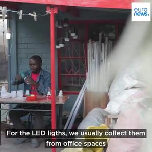 (ویدئو) ساخت لامپ ال ای دی با بطری بازیافتی در زیمبابوه