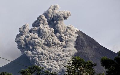 (ویدئو) فوران یک آتشفشان در اندونزی و تخلیه ساکنان