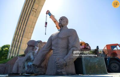 (تصاویر) حذف نمادهای دوران شوروی در اوکراین
