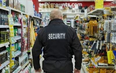 لحظه گلاویز شدن سارق با نگهبان یک فروشگاه در انگیس | ویدئو