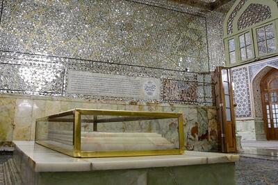 کتیبه مقبره شیخ بهایی در حرم مطهر رضوی رونمایی و نصب شد