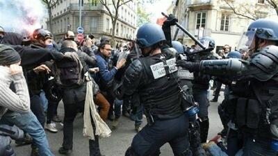 درگیری شدید بین تظاهرکنندگان و پلیس در فرانسه +فیلم