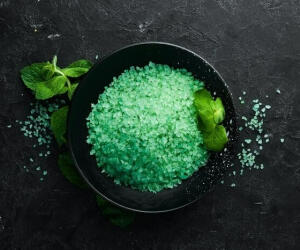 طرز تهیه نمک سبز خوشمزه برای انواع غذا و سس