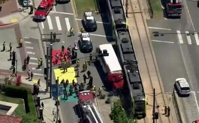 تصادف وحشتناک قطار با اتوبوس در لس‌آنجلس/ ۵۰ نفر زخمی شدند