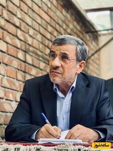 ایده خلاقانه محمود احمدی نژاد در ایجاد جایگاه دیدارهای مردمی‌اش با یک درِ از جا کنده شده و یک نرده در کوچه‌شان+عکس