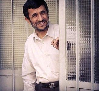 احمدی نژاد بیل به دست در حال صفا دادن به باغچه حیاط سرسبز خانه اش+عکس