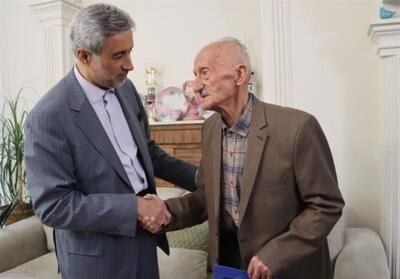 دیدار استاندار همدان با نخستین معلمش بعد از 50 سال + تصویر - تسنیم