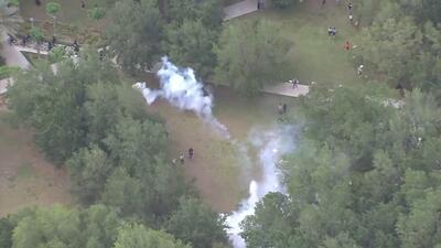 تصویر هوایی از متفرق کردن دانشجویان دانشگاه جنوب فلوریدا با گاز اشک‌آور (فیلم)