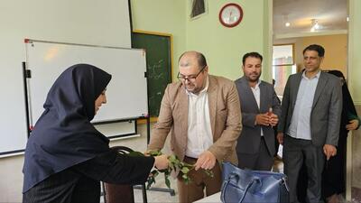 شهردار قلعه نو : آینده نسل امروز با تلاش معلمان این مرزو بوم ساخته می شود