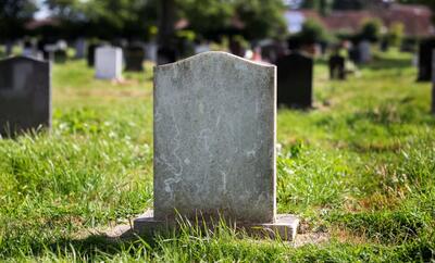 آیا برای قبر خریداری شده هر سال باید خمس پرداخت کرد؟