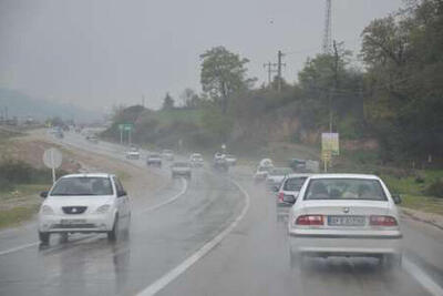 بارش باران در جاده‌ها و ترافیک سنگین در مسیر شمال