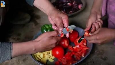 (ویدئو) غذای غارنشین ها در افغانستان؛ پخت واویشکای جگر و دل بره