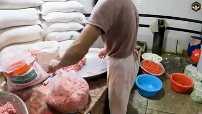(ویدئو) پخت چپلی کباب با یک روش 100 ساله توسط آشپز مشهور خیابانی افغانستانی