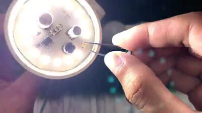 (ویدئو) چطور با یک عدد میخ، لامپ ال ای دی(LED) قدیمی را تعمیر کنیم؟