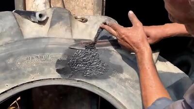 (ویدئو) نحوه تعمیر خلاقانه پارگی لاستیک کامیون و تراکتور توسط استاد پاکستانی