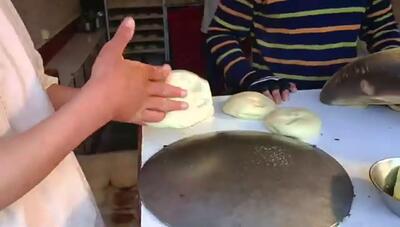 (ویدئو) فرآیند پخت نان بربری به شیوه افغان ها؛ تهیه نان در نانوایی کابلی