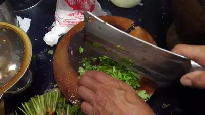 (ویدئو) غذای خیابانی در تایلند؛ سرخ کردن 1000 ماهی به سبک آشپز بانکوکی