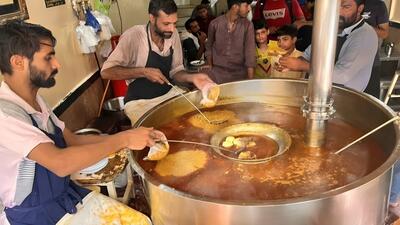 (ویدیو) غذای خیابانی در پاکستان؛ پخت و سرو ۵۰۰ کیلو آب نخود با مرغ و تخم مرغ