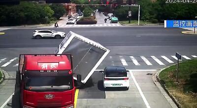(ویدئو) سقوط هولناک کانتینر روی سقف یک خودرو