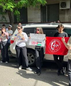 اولین تجمع اعتراضی گرجی‌ها مقابل سفارت تل‌آویو در تفلیس