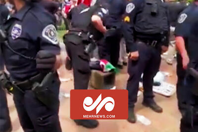 پرتاب آب دهان بر روی پرچم فلسطین توسط پلیس آمریکا