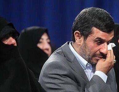 گریه های بی امان محمود احمدی نژاد در خانه پدری بعد از فوت پدرش و زیارت عاشورا خواندنش بر مزار پدر در صبح اولین روز بعد از دفن+ویدیو/ روحش شاد