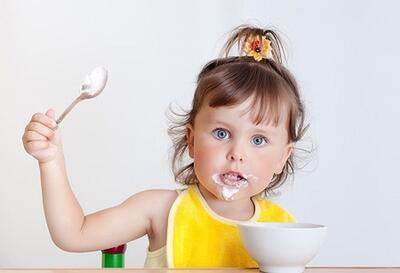 کودکان از چه سنی می‌توانند ماست بخورند؟