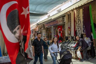 بلومبرگ: تورم ترکیه در اوج ۷۰ درصدی، خوش‌بینی تحلیل‌گران به اقتصاد این کشور، و خیز سرمایه‌گذارها برای خرید لیر