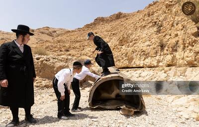 بازدید کنجکاوانه خانواده‌های اسرائیلی‌ از بقایای موشک ایرانی | اقتصاد24