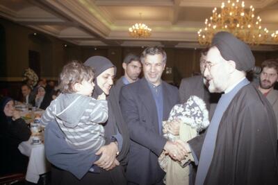عکسی قدیمی از سیدمحمد خاتمی در کنار همسر و فرزند عطاء الله مهاجرانی | اقتصاد24