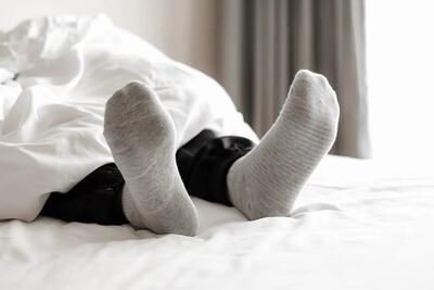 خوابیدن با جوراب برای سلامتی خوب است یا بد؟