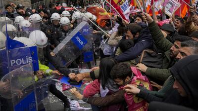 ویدیوها. درگیری پلیس با تظاهرات‌کنندگان در استانبول؛اتحادیه‌های کارگری یاد قربانیان ۱ مه ۱۹۷۷ را گرامی داشتند