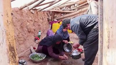 (ویدئو) فرآیند پخت یک غذای محلی با دل، جگر و سیب زمینی توسط روستائیان افغان