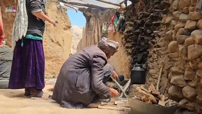 (ویدئو) نحوه پخت سیرابی به روشی متفاوت توسط یک زوج غارنشین افغان