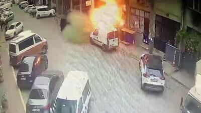 ببینید | لحظه ترسناک انفجار و آتش‌سوزی یک مغازه مقابل لنز دوربین مداربسته!