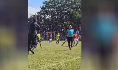 شلیک پلیس به یک بازیکن فوتبال/ فرار سریع داور از مهلکه ترسناک +ویدیو