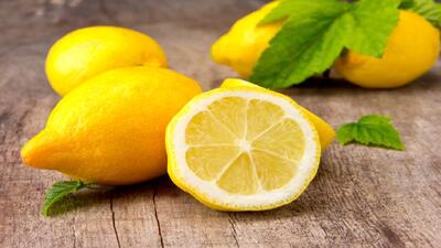 ۱۸ خاصیت شگفت انگیز پوست لیمو برای تمیزکاری + دیگر برای تمیز کردن خانه کارگر نگیرید