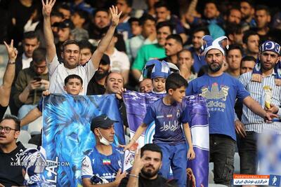 ویدیو| هجوم هواداران زن و مرد به زمین تمرین استقلال - پارس فوتبال | خبرگزاری فوتبال ایران | ParsFootball
