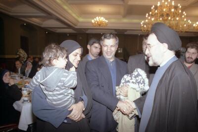 عکسی قدیمی از سیدمحمد خاتمی در کنار خانواده عطاء الله مهاجرانی | رویداد24