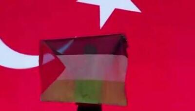 رقص با پرچم فلسطین پس از کسب قهرمانی ووشوی اروپا توسط ورزشکار ترکیه‌ای (فیلم)