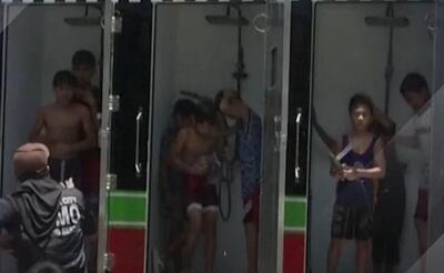 (ویدئو) حمام رایگان در خیابان برای مقابله با گرما