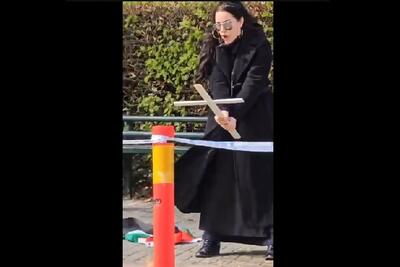 زن سوئدی در اقدامی موهن ، قرآن را به آتش کشید