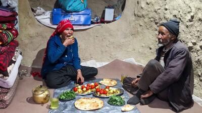 پخت یک غذا با بادمجان و سبزیجات توسط زوج مسن غارنشین افغان (فیلم)