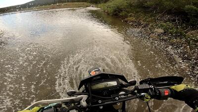 عبور موتورسوار خوش شانس از میان رودخانه (فیلم)