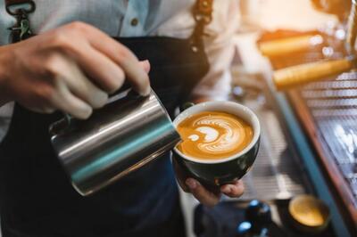 تقریباً قیمت قهوه‌ی ربوستا از سال گذشته دو برابر شده / تعداد طرفداران قهوه در ایران هر روز بیشتر می‌شود / مصرف قهوه در سال گذشته طی بیست سال اخیر بی سابقه بوده / طی ۶ سال گذشته، هر سال حدود ۴۰ درصد تا ۷۰ درصد افزایش واردات دانه سبز قهوه را داشتیم / امروز در کشور قهوه بدون مجوز بسیار یافت می‌شود؛ مصرف این قهوه‌ها منجر به مسمومیت‌های شدید و حتی مرگ برخی مصرف‌کننده‌ها می‌شود