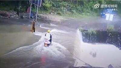 (ویدئو) عبور موتورسوار خوش شانس از میان رودخانه