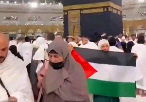 افسران پلیس سعودی از عکس گرفتن خانمی با پرچم فلسطین در مقابل کعبه جلوگیری کردند + فیلم